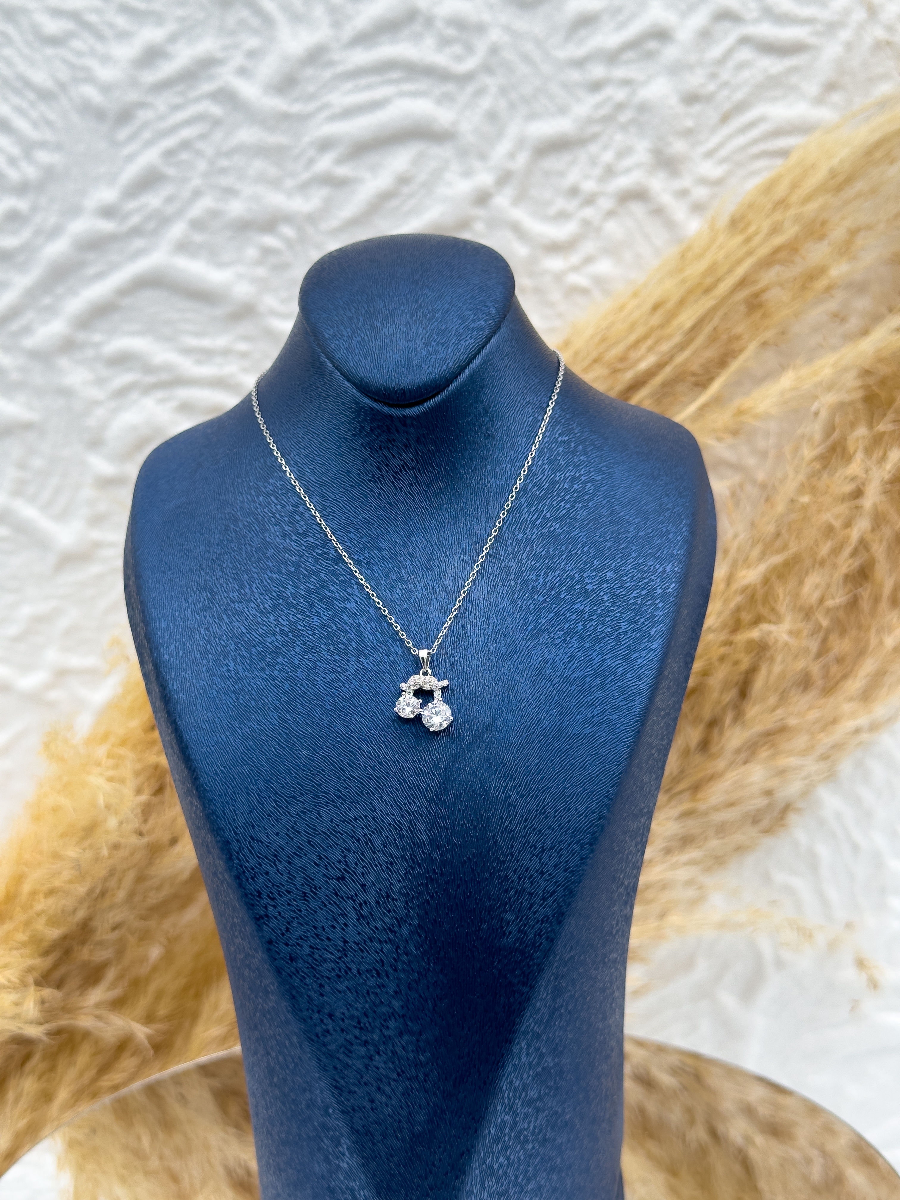 925 Ayar Gümüş Fiyonk Figürlü Tektaş Kadın Kolye – Zarif Özel Tasarım